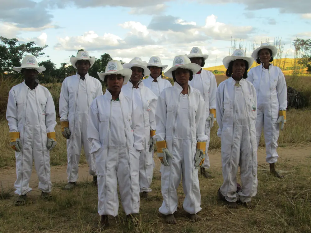 Les apicultrices du projet d’apiculture, en tenue de protection