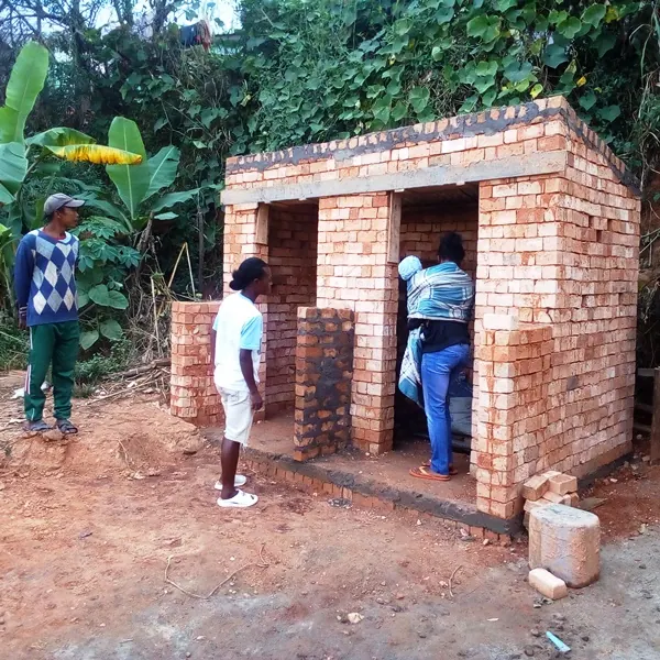 La construction d’une latrine en briques