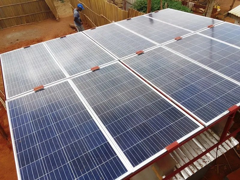 Des panneaux solaires installés par EDENa dans un village
