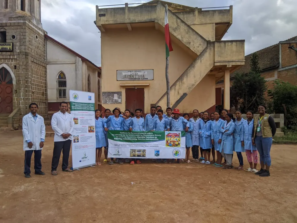 Des élèves rassemblés devant leur école avec les banderoles d’EDENa