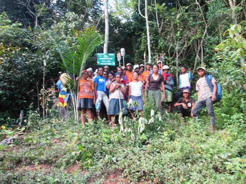 Un groupe de participants en forêt