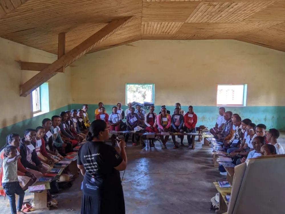 Une formation dans une salle communale pleine