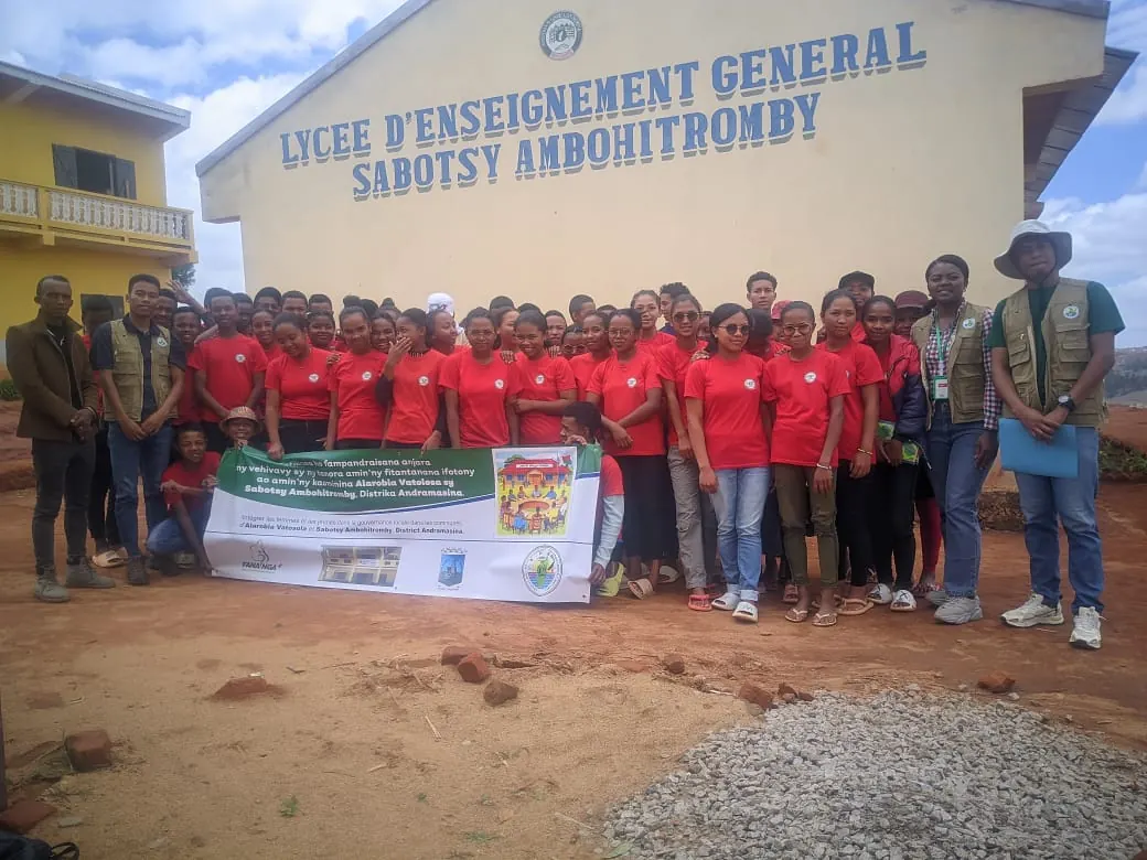 Les équipes d’EDENa et les lycéens de Sabotsy Ambohitromby devant leur lycée