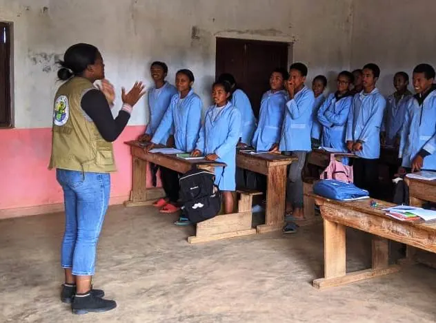 Une animatrice d’EDENa face à une classe de jeunes en uniforme